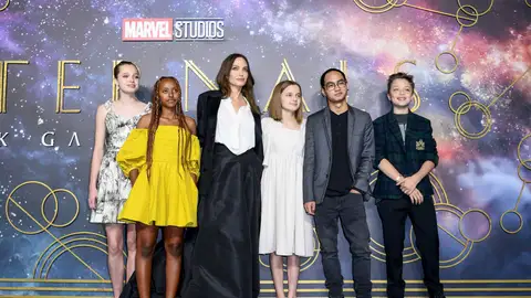 Angelina Jolie y sus hijos Angelina Jolie y sus hijos