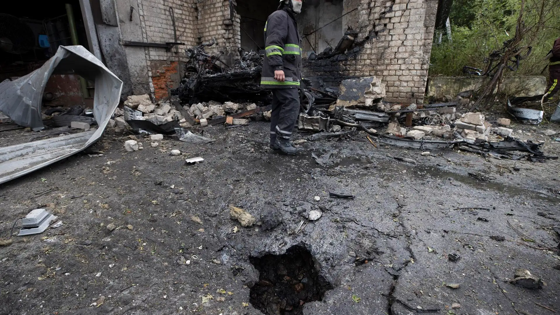 Escombros del ataque ruso en Donetsk Escombros del ataque ruso en Donetsk