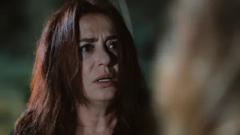 ¡Alguien observa cómo Züleyha y Sevda entierran un cadáver! ¡Alguien observa cómo Züleyha y Sevda entierran un cadáver!