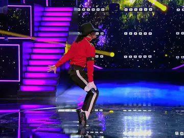 Juan Antonio no cae en la trampa de la coreografía del imitador de Michael Jackson: “Es imposible cantar y bailar sin respirar” 