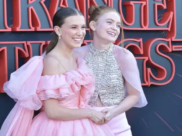 Millie Bobby Brown y Sadie Sink posan en la premiere de 'Stranger Things' Millie Bobby Brown y Sadie Sink posan en la premiere de 'Stranger Things'