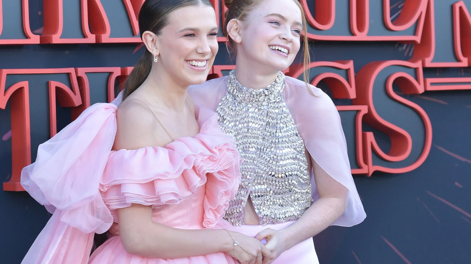 Millie Bobby Brown y Sadie Sink posan en la premiere de 'Stranger Things' Millie Bobby Brown y Sadie Sink posan en la premiere de 'Stranger Things'