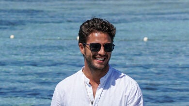 Las fotos de Maxi Iglesias en bañador bajo la ducha que han quedado eclipsadas por otro llamativo detalle