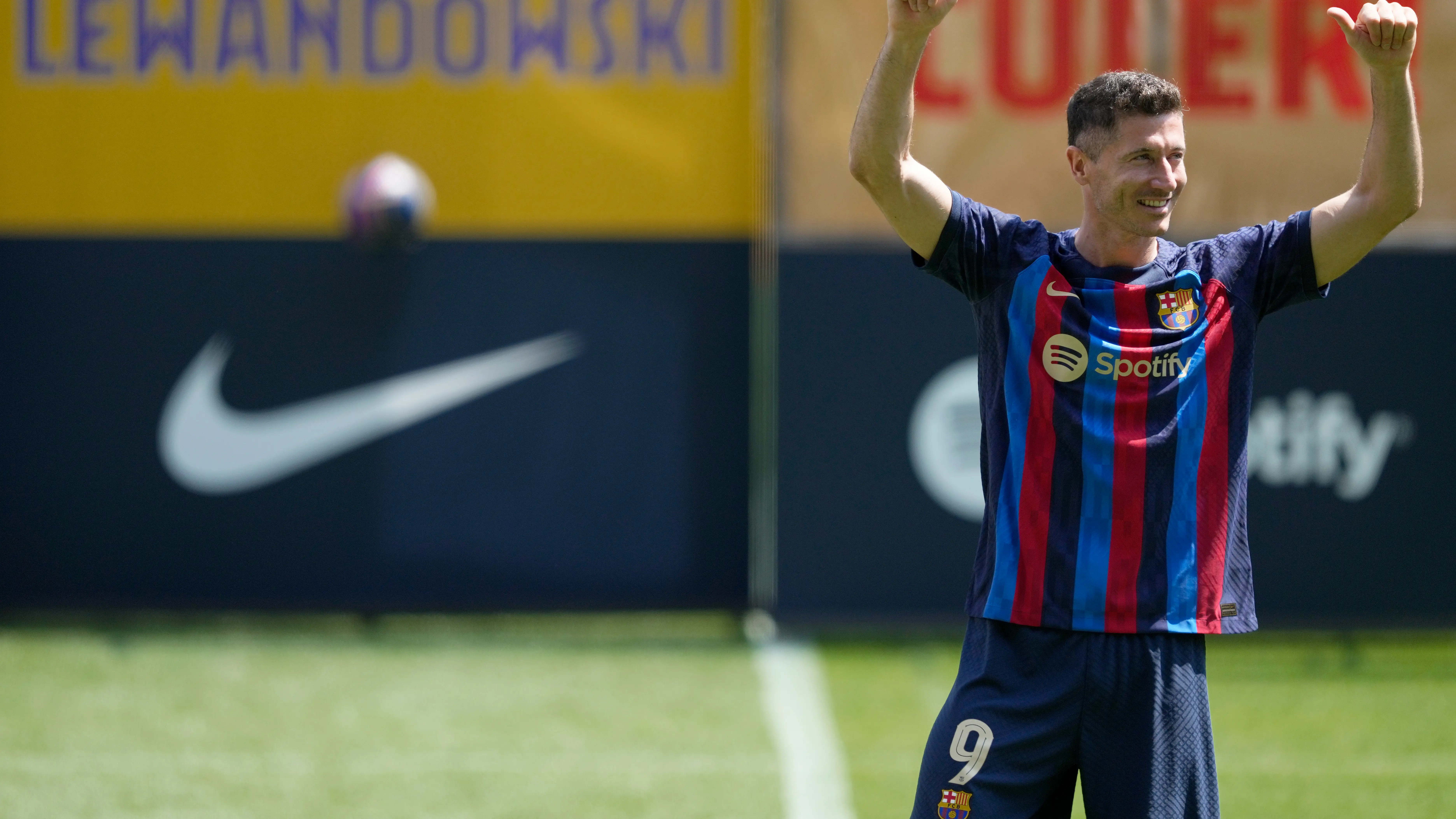 Robert Lewandowski saluda al público durante su presentación en el Camp Nou Robert Lewandowski saluda al público durante su presentación en el Camp Nou