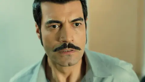 ¡Demir visita a Fikret en la cárcel!: "Eres un desgraciado lleno de odio" ¡Demir visita a Fikret en la cárcel!: "Eres un desgraciado lleno de odio"