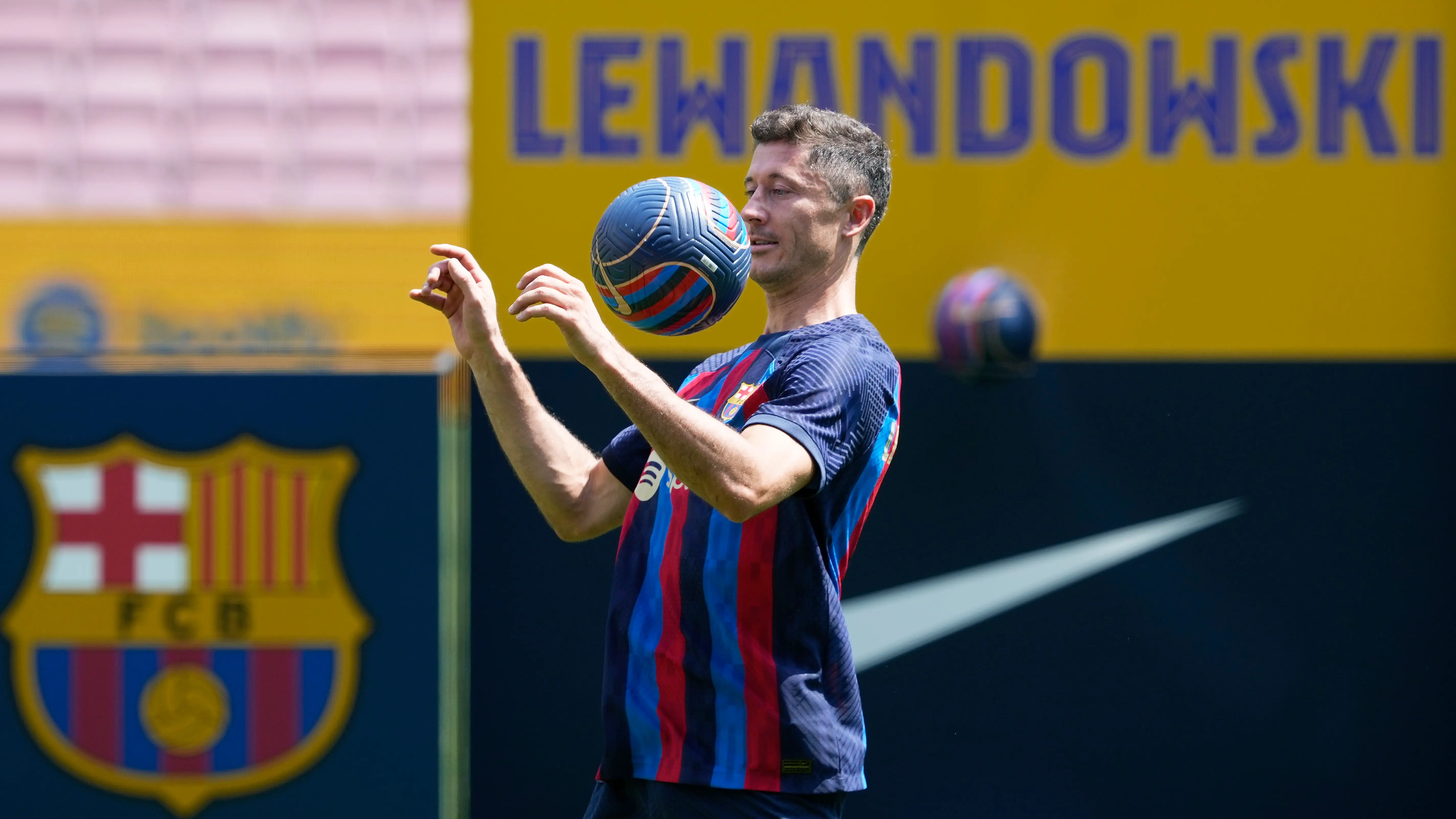 Robert Lewandowski, durante la presentaci&oacute;n este mediod&iacute;a en el Nou Camp
