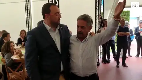 Barbón y Revilla cantan abrazados por la hermandad de sus regiones Barbón y Revilla cantan abrazados por la hermandad de sus regiones