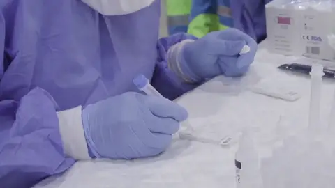 Muestra de una prueba de Covid por parte de unos sanitarios Covid