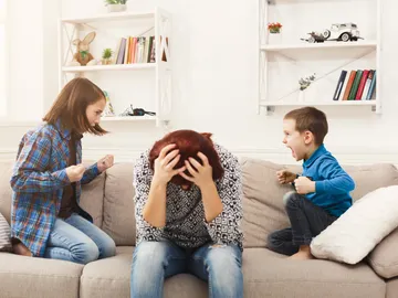 Dos hermanos se pelean en casa. Dos hermanos se pelean en casa.