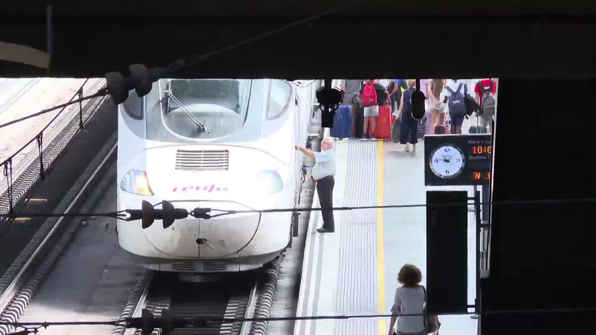 Un tren de alta velocidad de RENFE Un tren de alta velocidad de RENFE