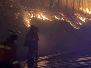 Desalojan cuatro aldeas y 350 hectáreas han quedado calcinadas en el incendio declarado en Caldas de Reis