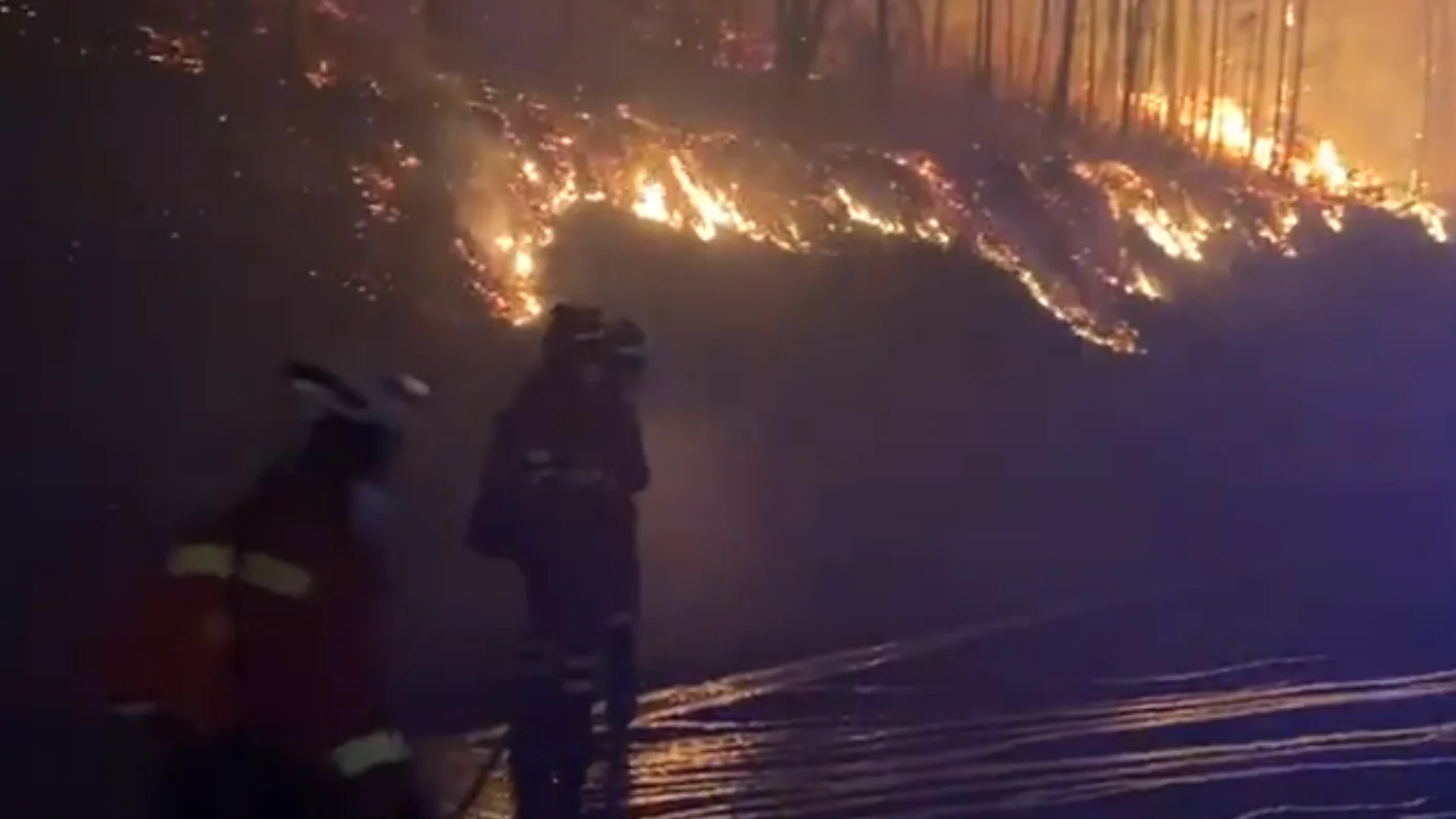 Desalojan cuatro aldeas y 350 hectáreas han quedado calcinadas en el incendio declarado en Caldas de Reis Desalojan cuatro aldeas y 350 hectáreas han quedado calcinadas en el incendio declarado en Caldas de Reis
