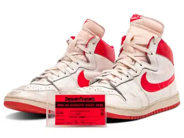 Las Nike Air Ships, utilizadas por el jugador de baloncesto Michael Jordan en sus primeros partidos de la NBA Las Nike Air Ships, utilizadas por el jugador de baloncesto Michael Jordan en sus primeros partidos de la NBA