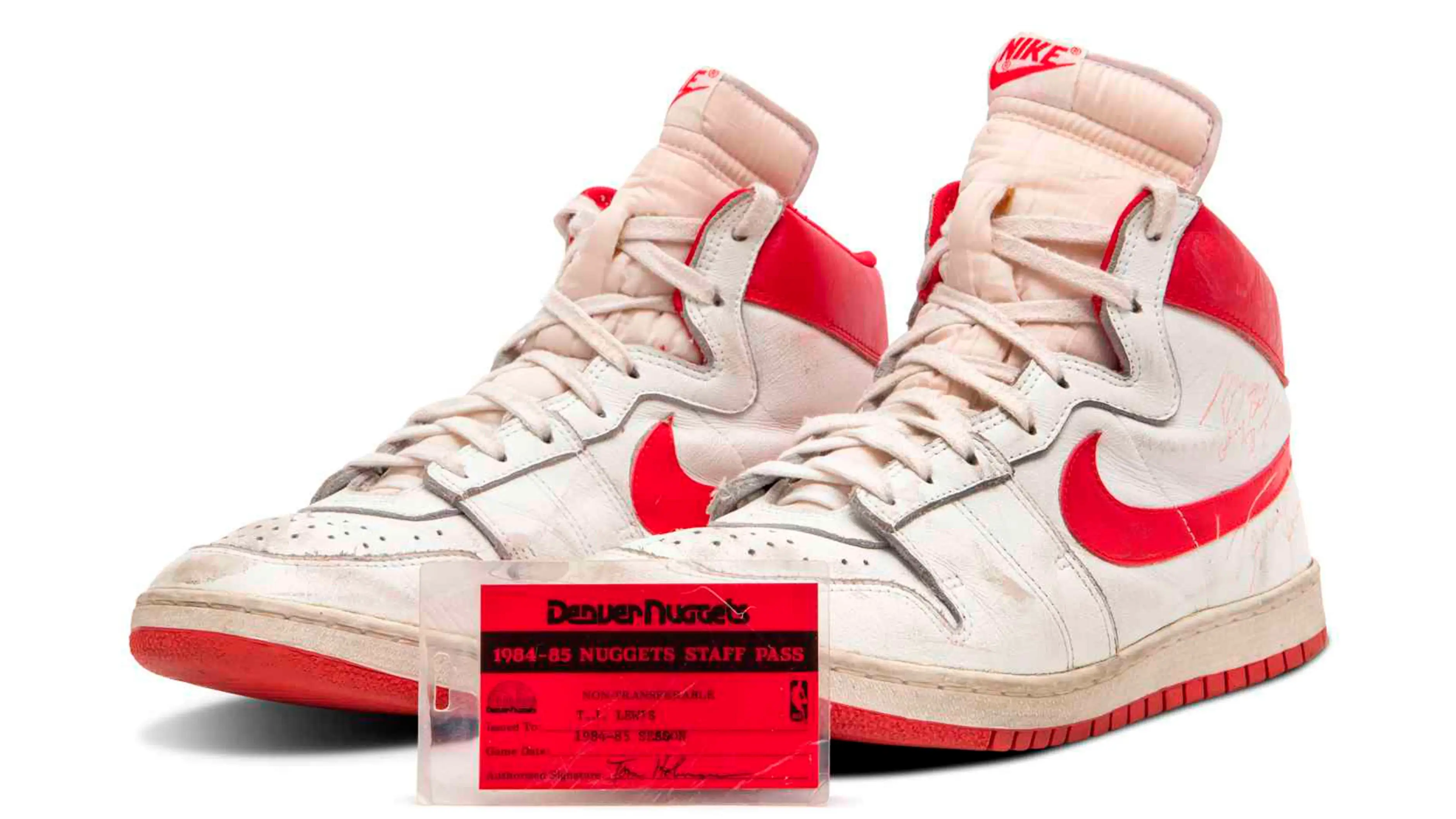 Las Nike Air Ships, utilizadas por el jugador de baloncesto Michael Jordan en sus primeros partidos de la NBA Las Nike Air Ships, utilizadas por el jugador de baloncesto Michael Jordan en sus primeros partidos de la NBA