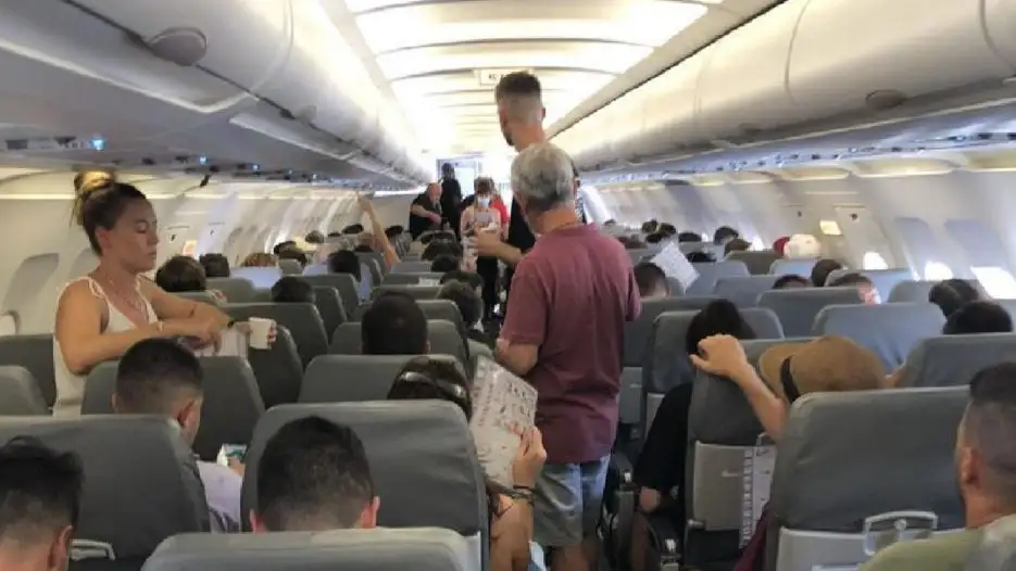 Una hora a 40 grados dentro de un avión sin aire acondicionado Una hora a 40 grados dentro de un avión sin aire acondicionado