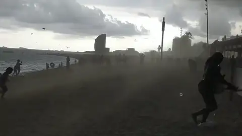 Los bañistas huyen de la playa por la tormenta Los bañistas huyen de la playa por la tormenta