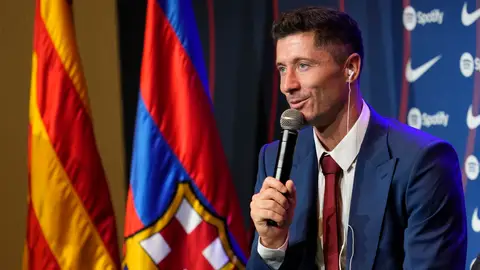 Robert Lewandowski responde a la prensa en el Camp Nou Robert Lewandowski responde a la prensa en el Camp Nou
