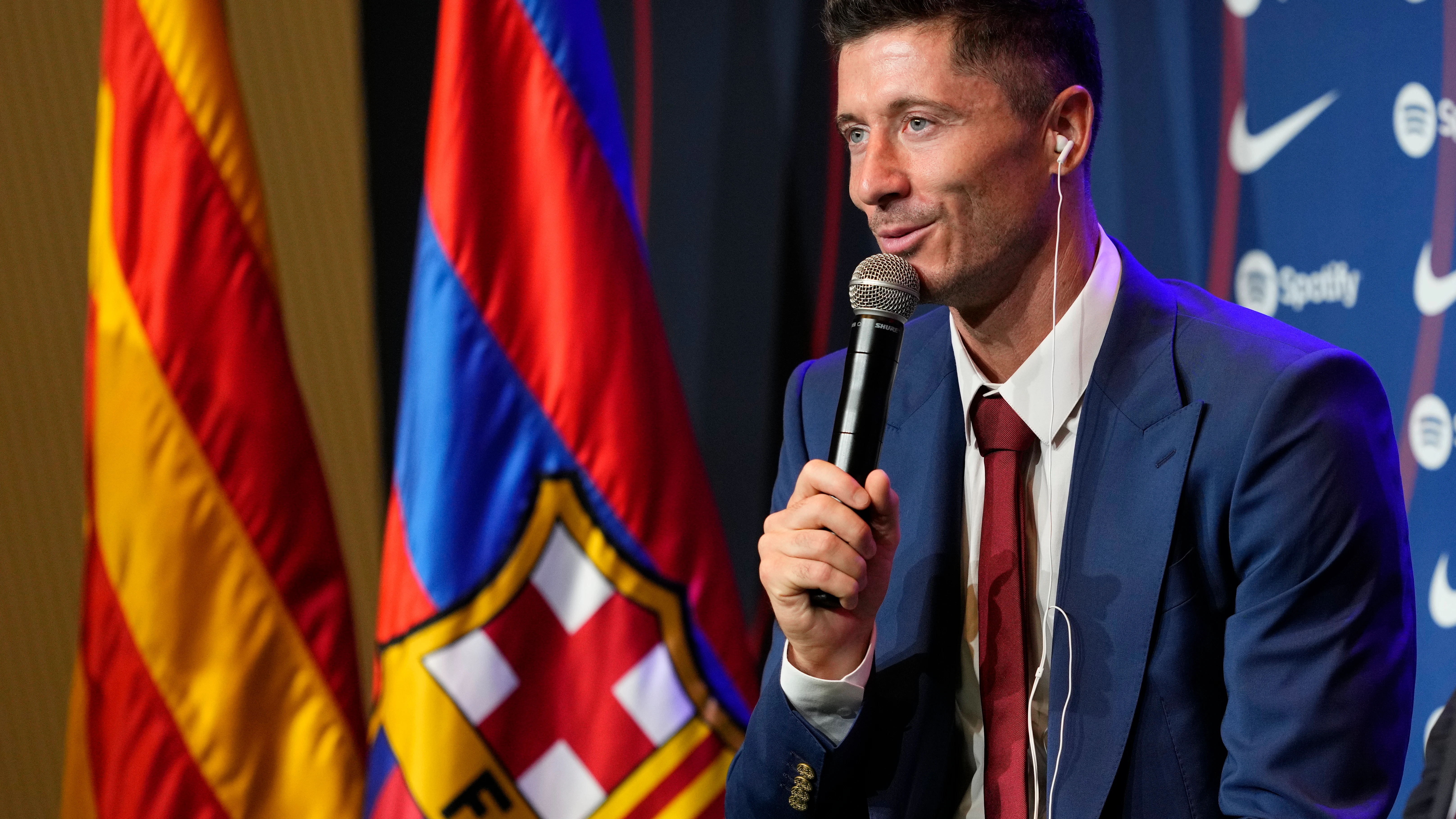 Robert Lewandowski responde a la prensa en el Camp Nou Robert Lewandowski responde a la prensa en el Camp Nou