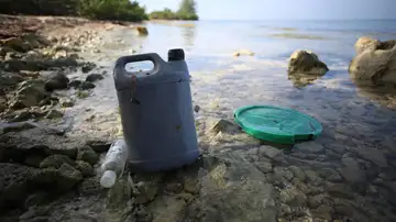 Desechos plásticos en una playa cercana a la ciudad de Cancún (México)