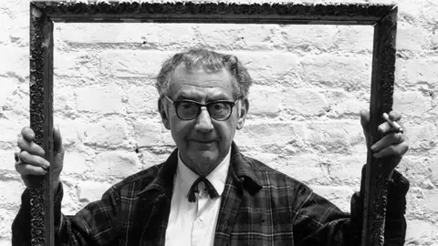 Emmanuel Radnitzky, mas conocido como May Ray, posando para un retrato Emmanuel Radnitzky, mas conocido como May Ray, posando para un retrato