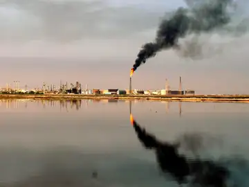 Imagen de una refinería Imagen de una refinería