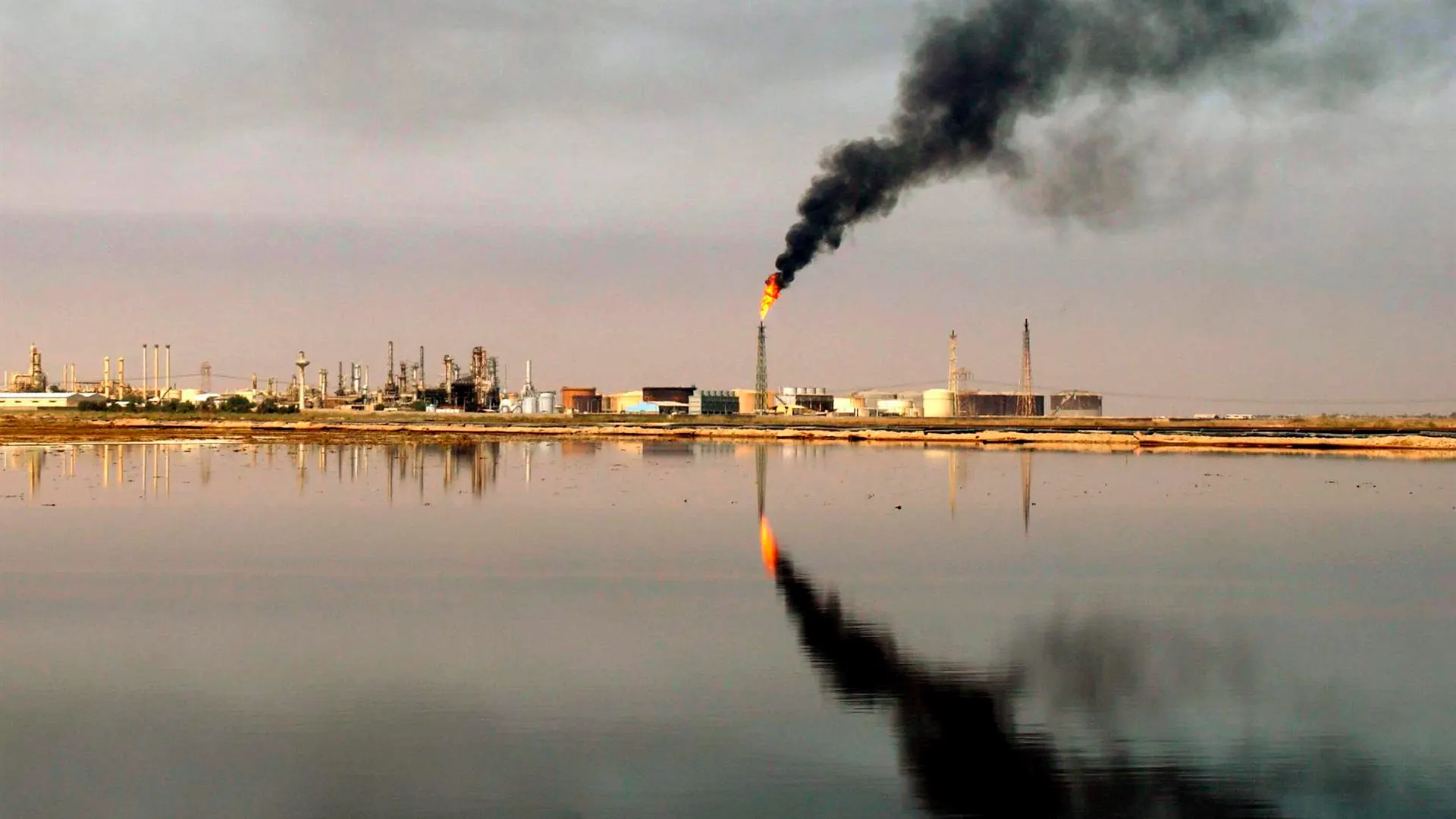 Imagen de una refinería Imagen de una refinería