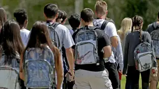 Estudiantes de Dallas llevan mochilas transparentes Estudiantes de Dallas llevan mochilas transparentes