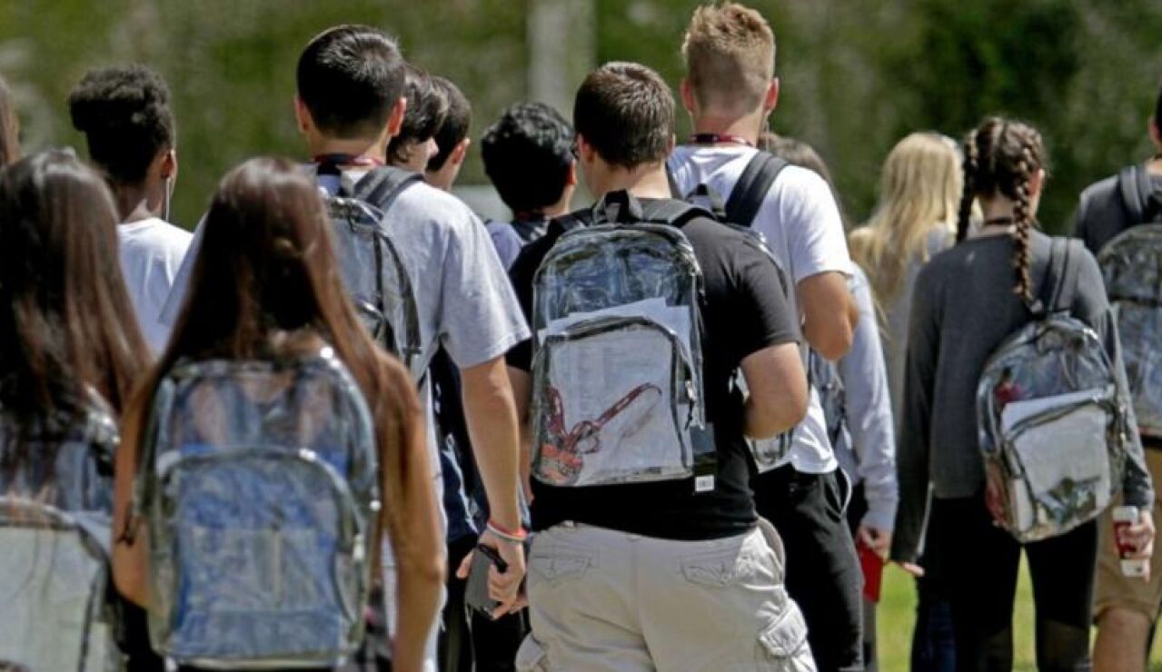Estudiantes de Dallas llevan mochilas transparentes