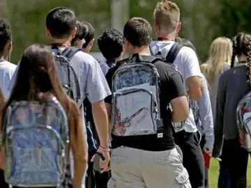 Estudiantes de Dallas llevan mochilas transparentes Estudiantes de Dallas llevan mochilas transparentes