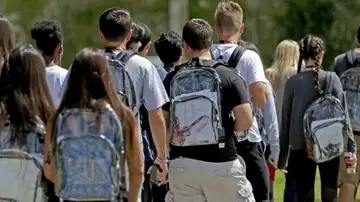 Estudiantes de Dallas llevan mochilas transparentes Estudiantes de Dallas llevan mochilas transparentes