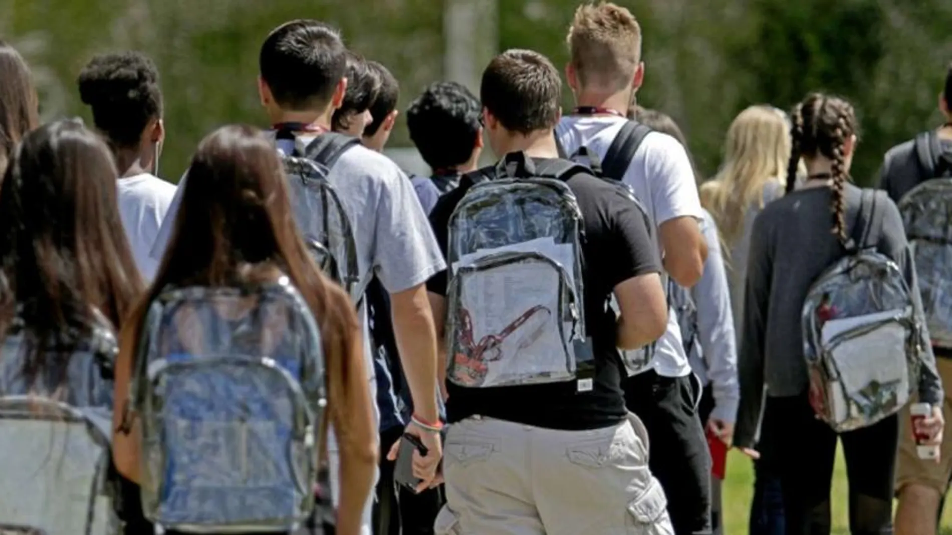 Estudiantes de Dallas llevan mochilas transparentes