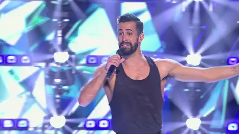 El acróbata patina con su voz pero lo arregla con una exhibición de baile y piruetas El acróbata patina con su voz pero lo arregla con una exhibición de baile y piruetas