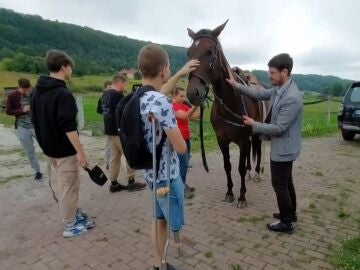 Excombatientes de la guerra de Ucrania se recuperan de sus problemas psicológicos y físicos gracias a la terapia con caballos