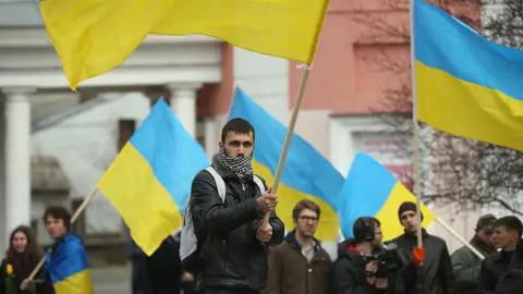 Manifestantes con la bandera Ucraniana Manifestantes con la bandera Ucraniana