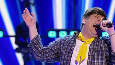 El monitor de campamento nos hace disfrutar como niños con su voz camaleónica El monitor de campamento nos hace disfrutar como niños con su voz camaleónica