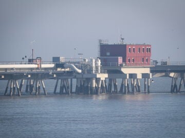 Muelle del operador del oleoducto de crudo Nord West Oelleitung (NWO) en el puerto de Wilhelmshaven