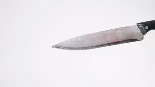 Cuchillo sobre una mesa Cuchillo sobre una mesa