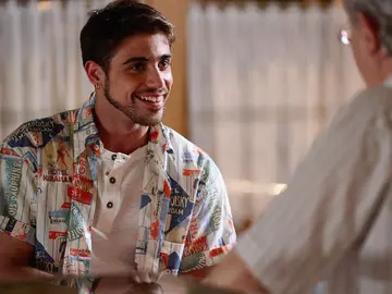 De Manchester a la Plaza de los Frutos: ¡Por fin le ponemos cara a Ciriaco, el hijo de Manolita y Marcelino! De Manchester a la Plaza de los Frutos: ¡Por fin le ponemos cara a Ciriaco, el hijo de Manolita y Marcelino!