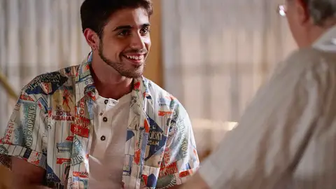 De Manchester a la Plaza de los Frutos: ¡Por fin le ponemos cara a Ciriaco, el hijo de Manolita y Marcelino! De Manchester a la Plaza de los Frutos: ¡Por fin le ponemos cara a Ciriaco, el hijo de Manolita y Marcelino!