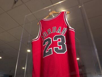La camiseta de los Chicago Bulls de Michael Jordan que se subasta