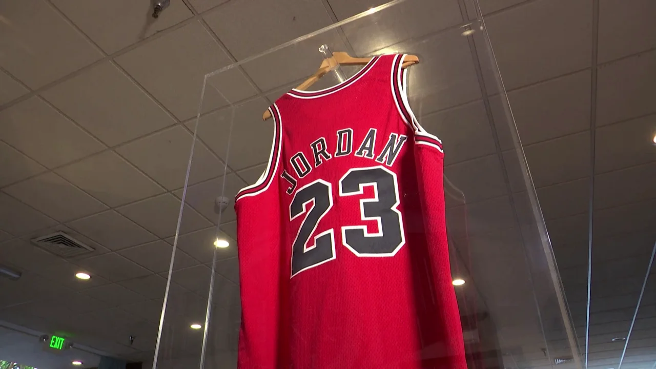 Sale subasta la histórica camiseta de Michael Jordan con la que jugó el primer partido de las de 1998