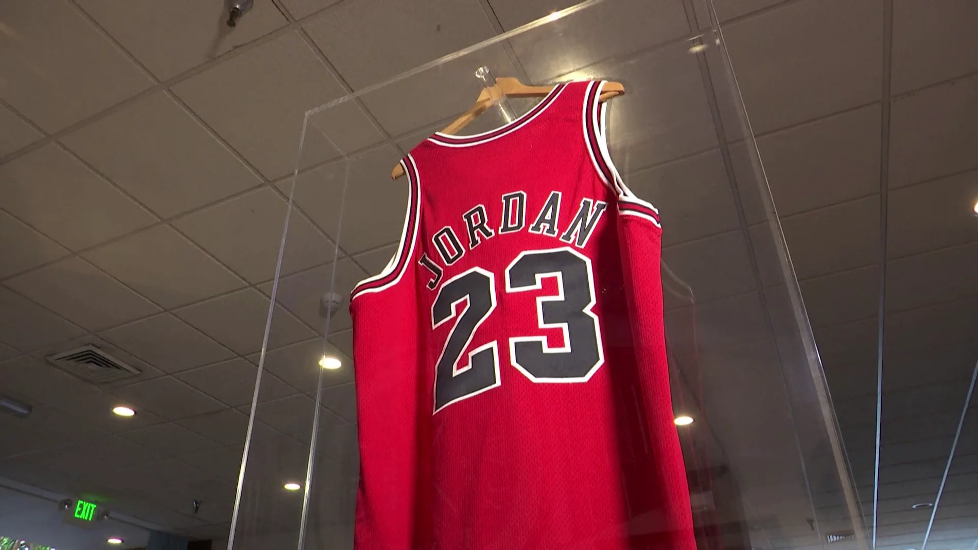 Contratista Lingüística haga turismo Sale a subasta la histórica camiseta de Michael Jordan con la que jugó el  primer partido de las Finales de 1998