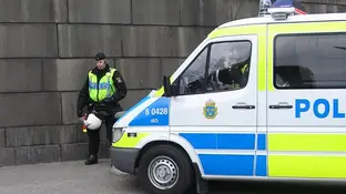Imagen de archivo de la policía sueca Un policía de Suecia, junto a un transporte de las autoridades suecas