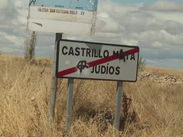 Cartel vandalizado del municipio de Castrillo Mota de Judíos