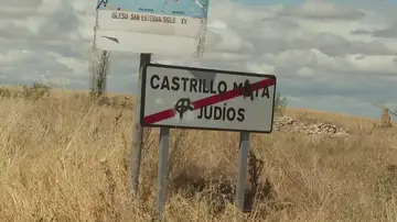 Cartel vandalizado del municipio de Castrillo Mota de Judíos