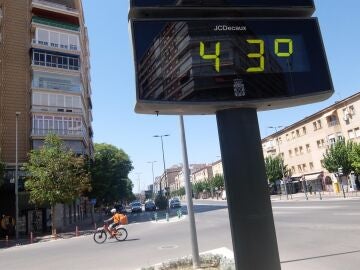 Un termómetro marca 43 grados en Murcia