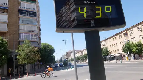 Un termómetro marca 43 grados en Murcia