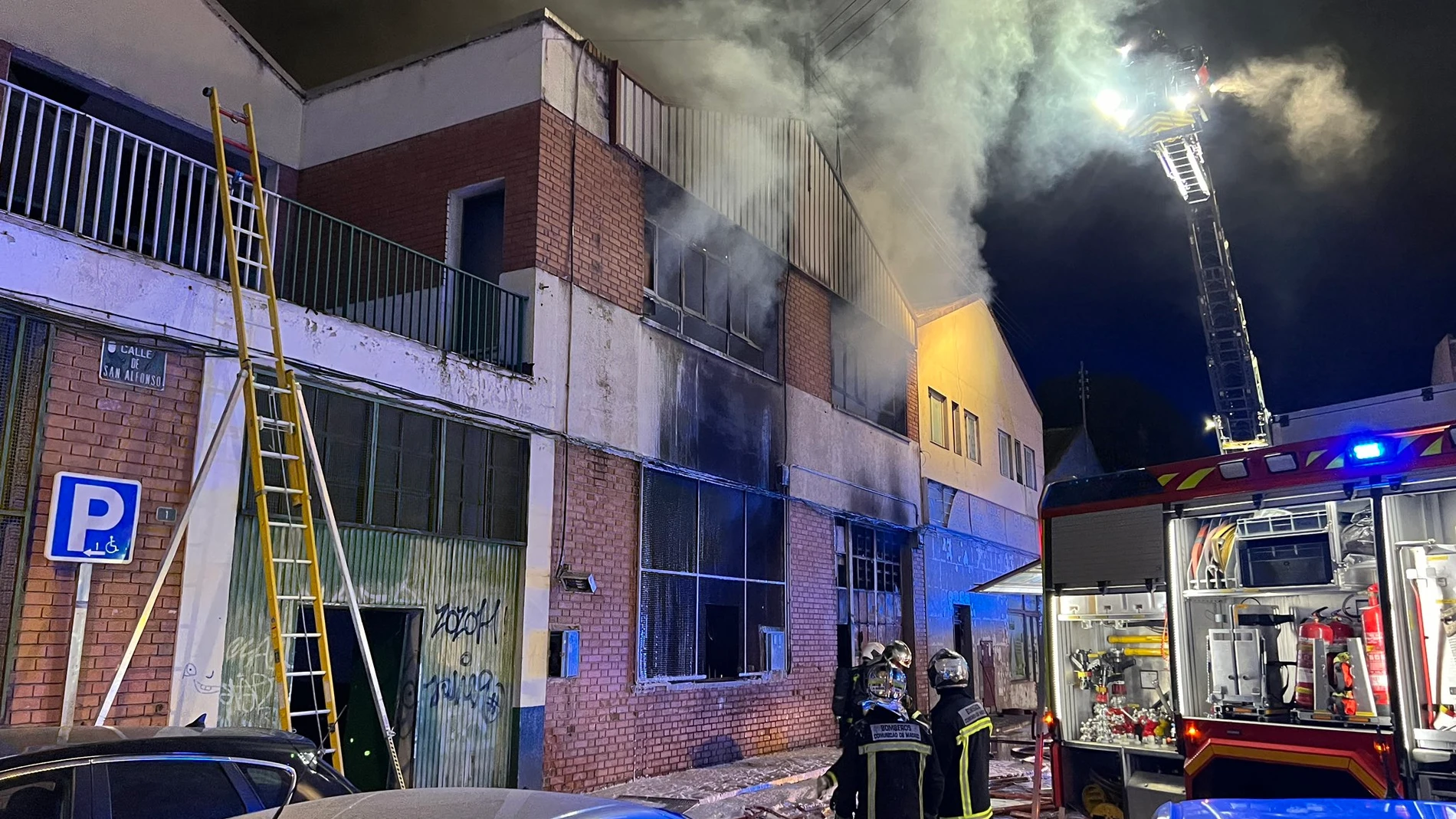 Incendio en una nave industrial de Torrejón de Ardoz (Madrid)