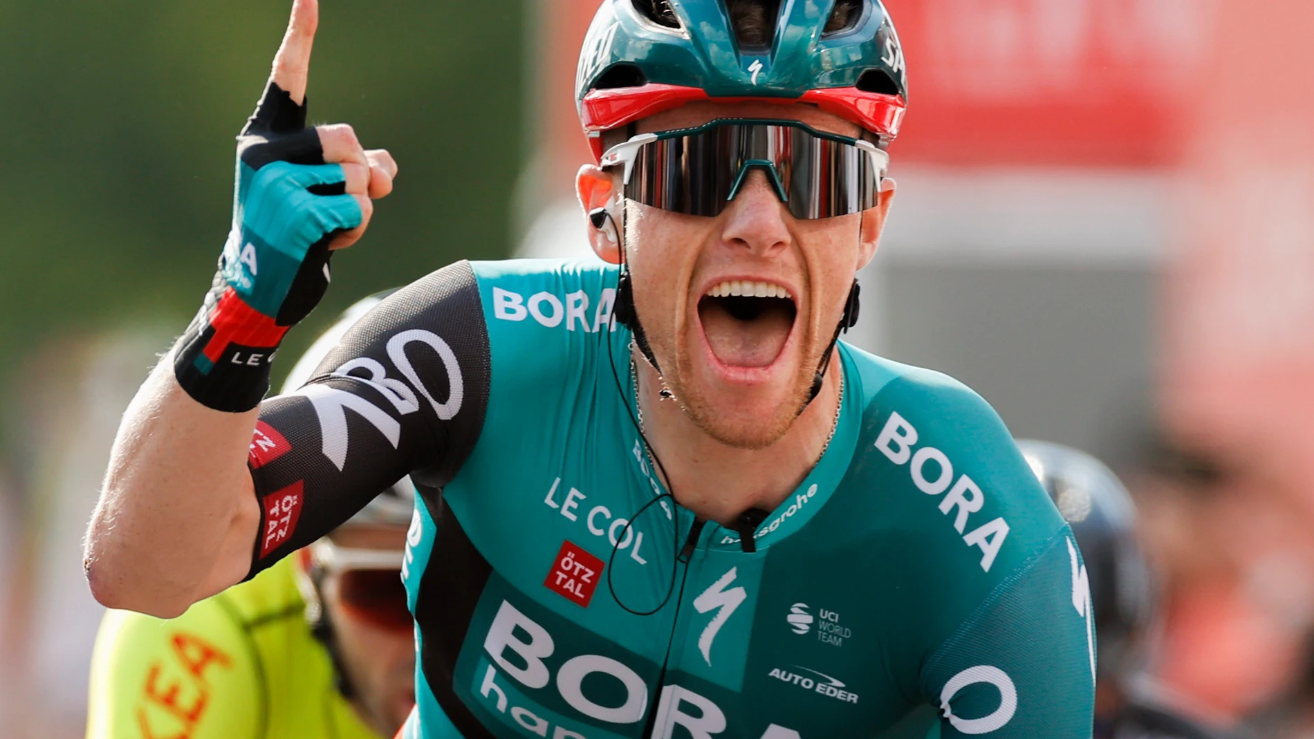 Sam Bennett celebra su victoria en la 2ª etapa de la Vuelta a España.