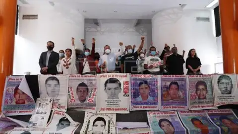 Familiares de los 43 desaparecidos de Ayotzinapa Familiares de los 43 desaparecidos de Ayotzinapa